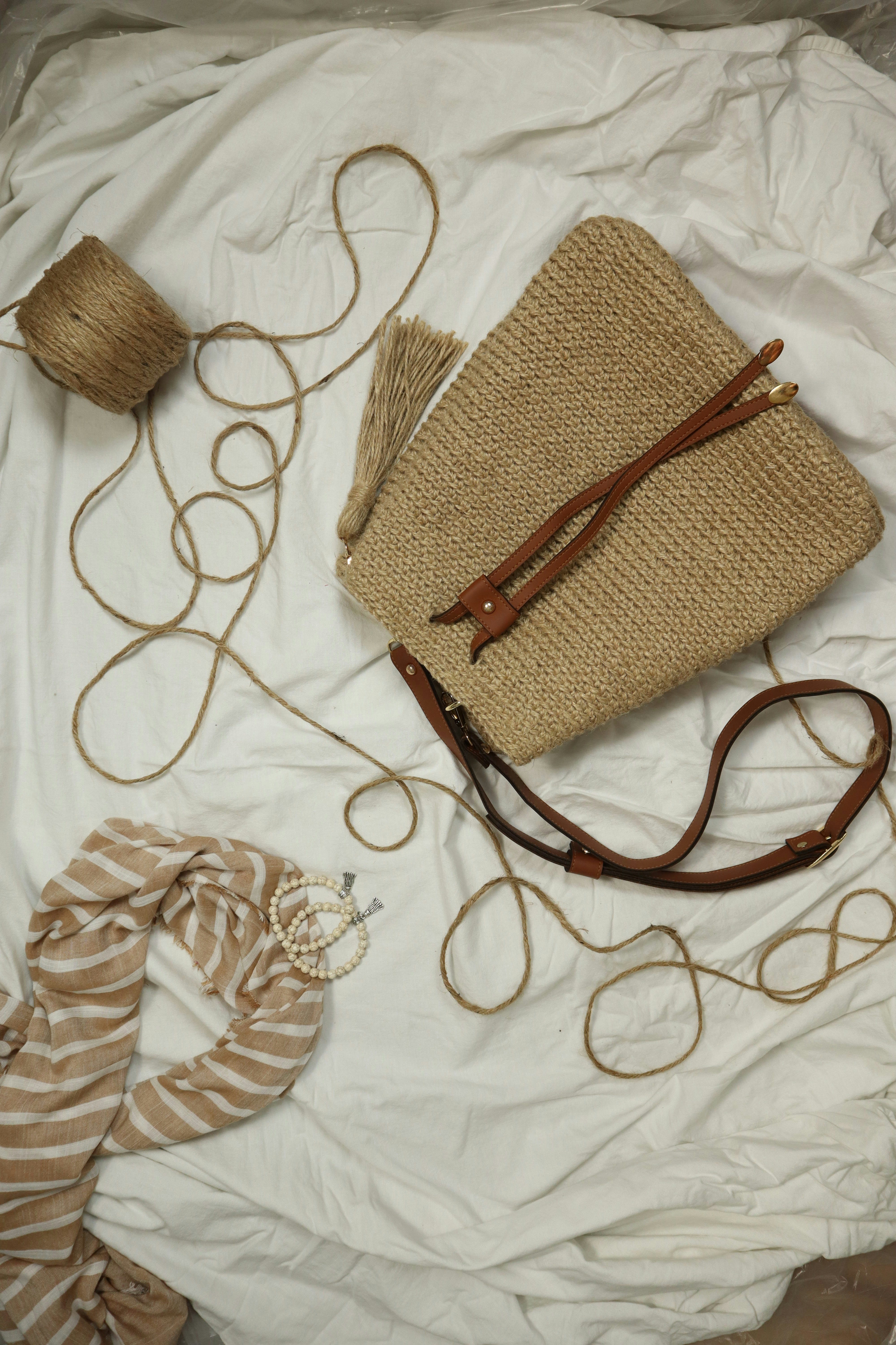 Buntes Zierkissen mit abstraktem Muster